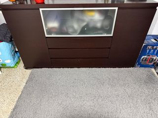 Cómoda grande de madera y cristal