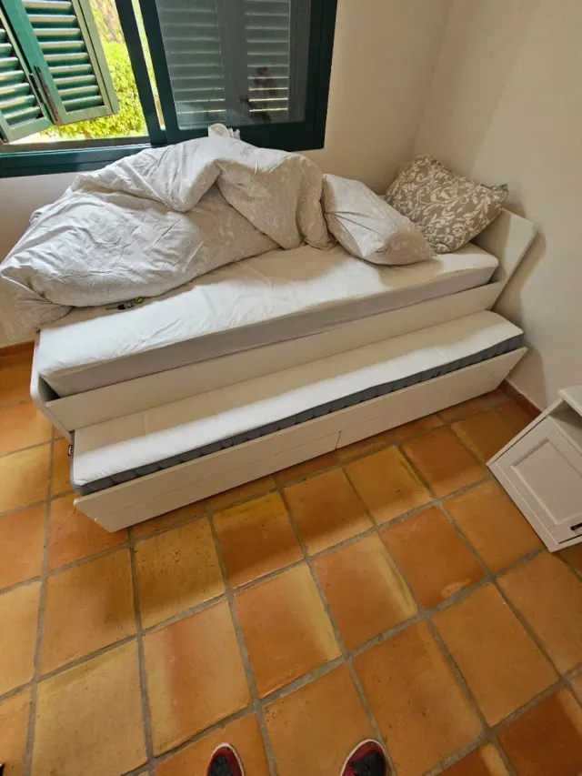 Cama nido con 2 colchones y mesita