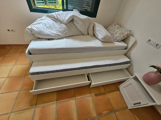 Cama nido con 2 colchones y mesita