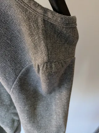 Sweatshirt cinzenta com mangas largas