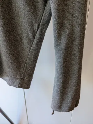 Sweatshirt cinzenta com mangas largas