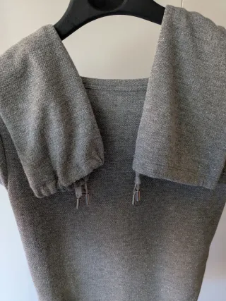 Sweatshirt cinzenta com mangas largas