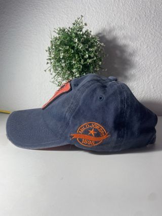 Gorra azul con W naranja desgastada