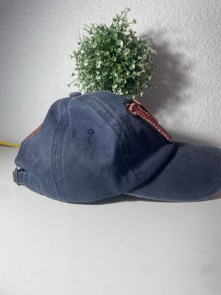 Gorra azul con W naranja desgastada