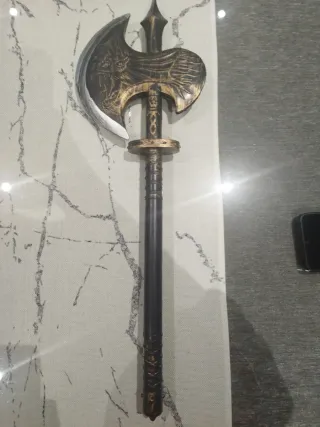 Hacha de juguete decorativa