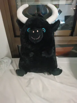 Toro de peluche negro con cuernos blancos