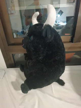 Toro de peluche negro con cuernos blancos