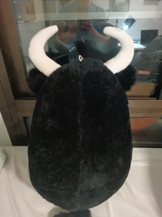 Toro de peluche negro con cuernos blancos