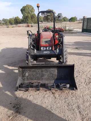 Tractor AgriFarm 550DT con pala BMH