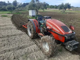 Tractor AgriFarm 550DT con pala BMH