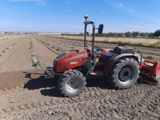 Tractor AgriFarm 550DT con pala BMH