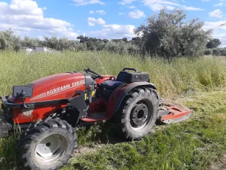 Tractor AgriFarm 550DT con pala BMH