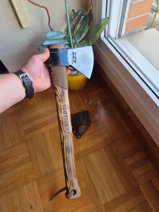 Hacha Bellota 700g con funda