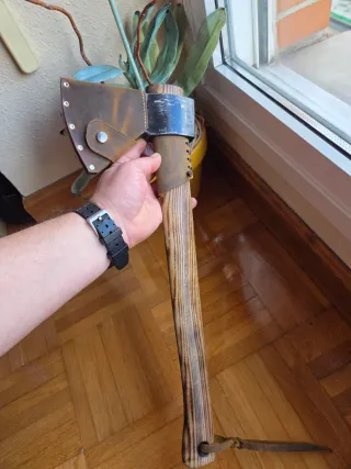 Hacha Bellota 700g con funda