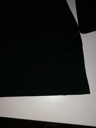 Vestido preto gola alta com detalhe dourado