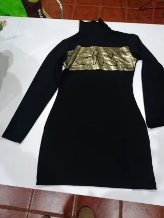 Vestido preto gola alta com detalhe dourado