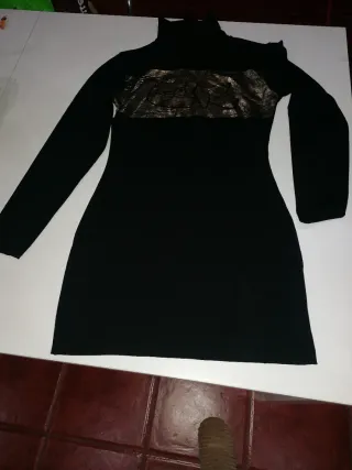 Vestido preto gola alta com detalhe dourado