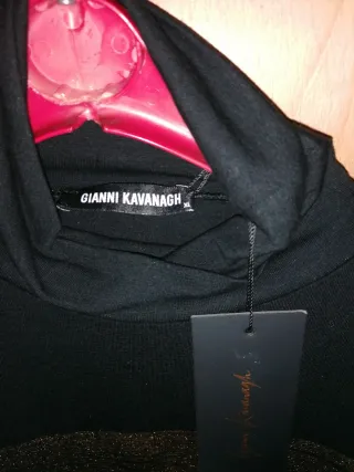 Vestido preto gola alta com detalhe dourado