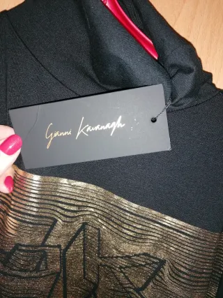 Vestido preto gola alta com detalhe dourado