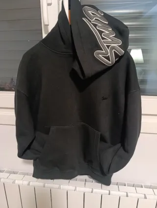 Sudadera negra con capucha y logo