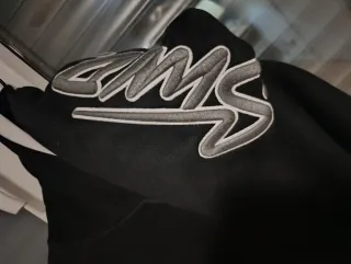 Sudadera negra con capucha y logo