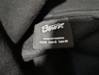 Sudadera negra con capucha y logo