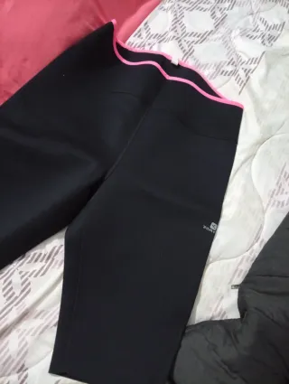 Mallas Domyos Negras neopreno con Detalles Rosas.