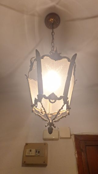 5_Lámpara de entrada dorada con tulipas