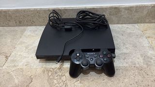 PlayStation 3 con mando y God of War