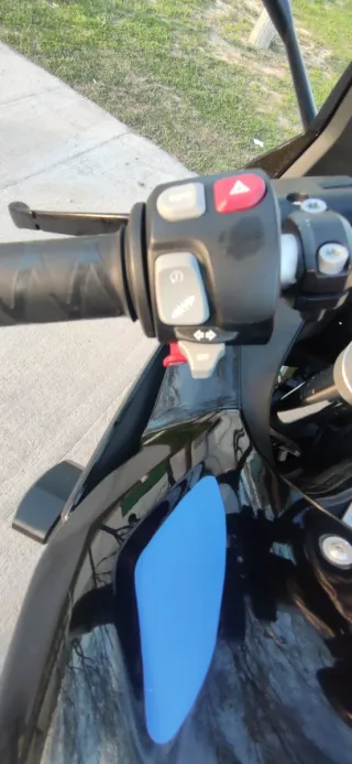 BMW F 800 GT Negra y Rosa