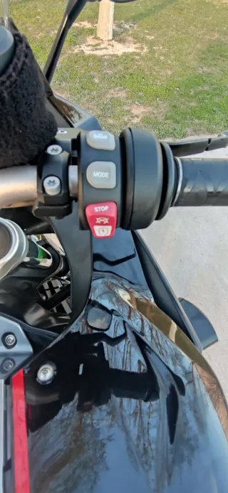 BMW F 800 GT Negra y Rosa