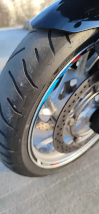 BMW F 800 GT Negra y Rosa