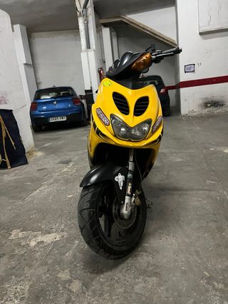 Yamaha Aerox Scooter Negro y Amarillo