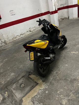 Yamaha Aerox Scooter Negro y Amarillo