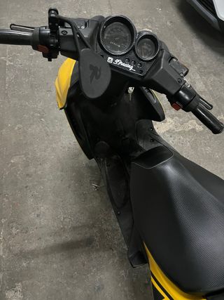 Yamaha Aerox Scooter Negro y Amarillo