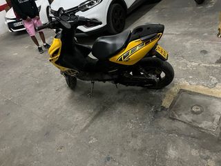 Yamaha Aerox Scooter Negro y Amarillo