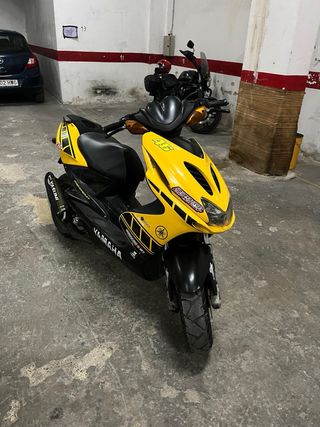 Yamaha Aerox Scooter Negro y Amarillo