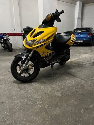 Yamaha Aerox Scooter Negro y Amarillo