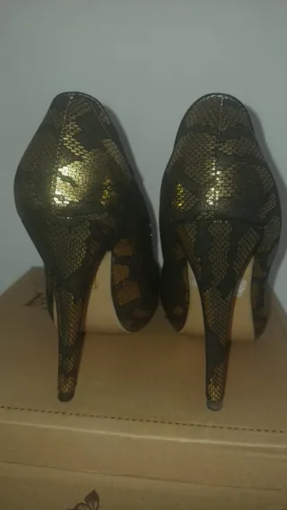 Zapatos de tacón dorados y negros