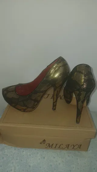 Zapatos de tacón dorados y negros