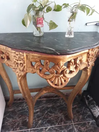 Mesa de arrimo dorada con tapa de mármol