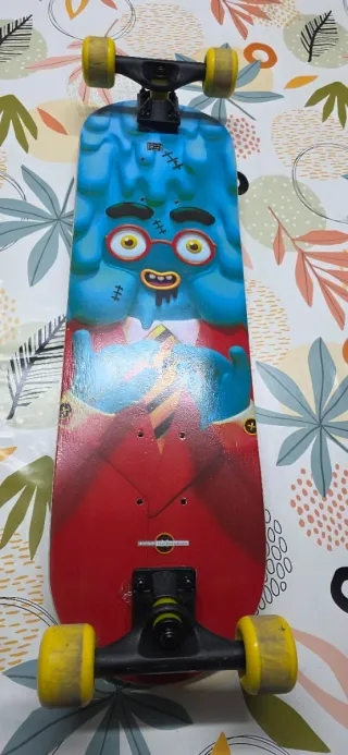 Monopatín con huellas azul y rosa