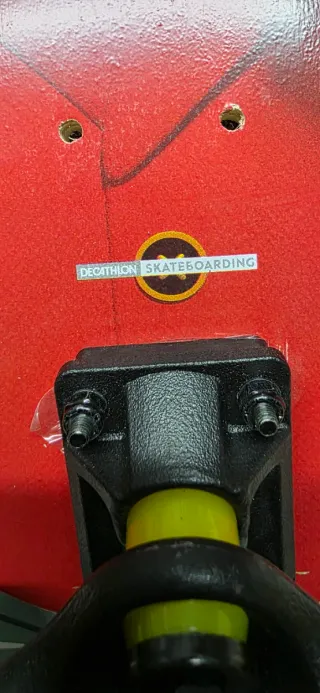 Monopatín con huellas azul y rosa