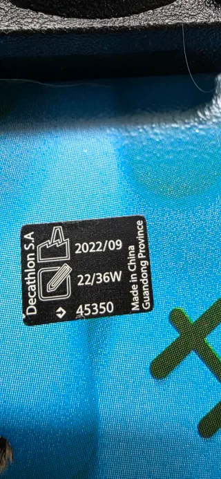 Monopatín con huellas azul y rosa