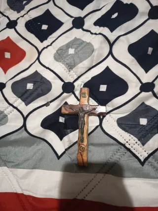 Cruz de madera con sello de Jerusalén