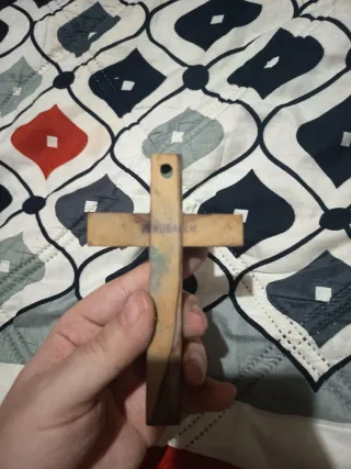 Cruz de madera con sello de Jerusalén