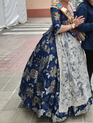 Vestido Fallera Azul y Dorado y vestido amarillo