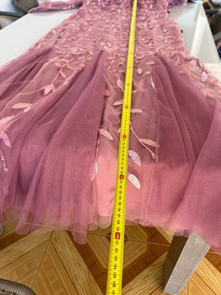 Vestido rosa con detalles de hojas y lentejuelas