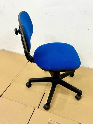 Silla de escritorio infantil azul con ruedas