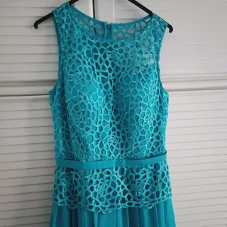 Vestido largo azul con encaje y rebeca blanca